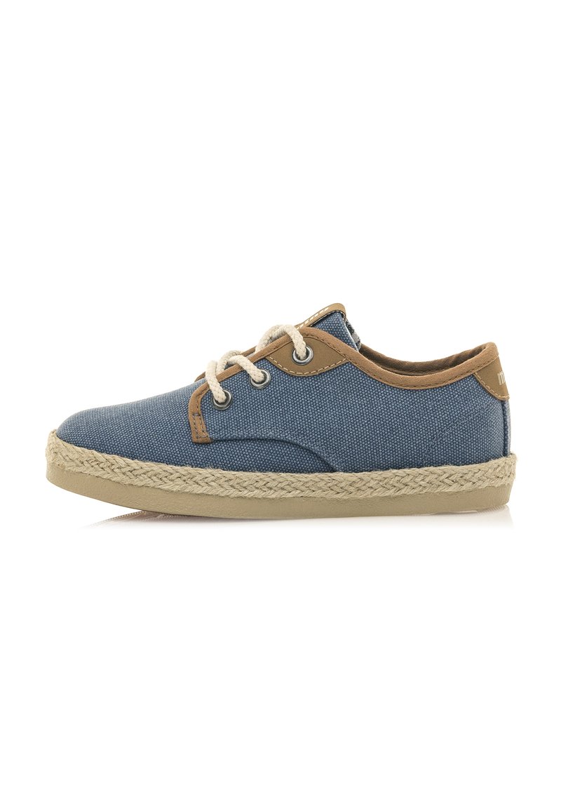 Zapatilla de lona azul con acabados en cuero marrón, puntera redondeada, costuras en contraste y suela de cuerda trenzada. Presenta cordones y ojales de metal.