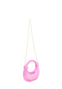Pink akryl handbag med en rund form, kædestrop og poleret finish. Har to runde accenter ved håndtaget.