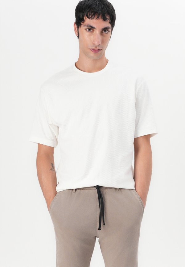 GILBERD - Basic T-shirt - ecru4