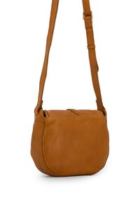 Sac bandoulière en cuir marron avec une forme arrondie, une sangle réglable, une fermeture éclair et un subtil détail de couture sur le dessus.