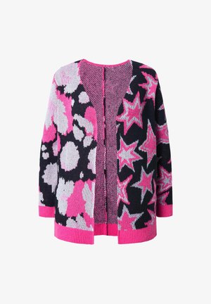 Strikket cardigan med stjerne- og blomster mønstre i pink, grå og sort. Har en rund halsudskæring og et åbent frontdesign.