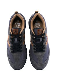 Tenisice u sivo-smeđoj boji, s kombinacijom nubuka i sintetičkog materijala, crne vezice i reljefnom potplatu.