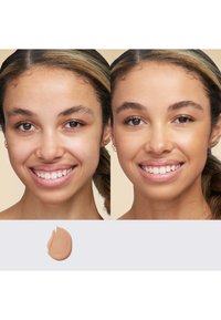 Krem BB po lewej stronie twarzy; wyrównany koloryt skóry po prawej stronie. Próbka odcienia podkładu w płynie poniżej, o beżowym kolorze i błyszczącej teksturze.