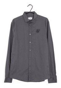 Camiseta de manga larga gris hecha de tela suave, con cierre de botones en el frente, cuello puntiagudo y un logotipo bordado en el pecho.