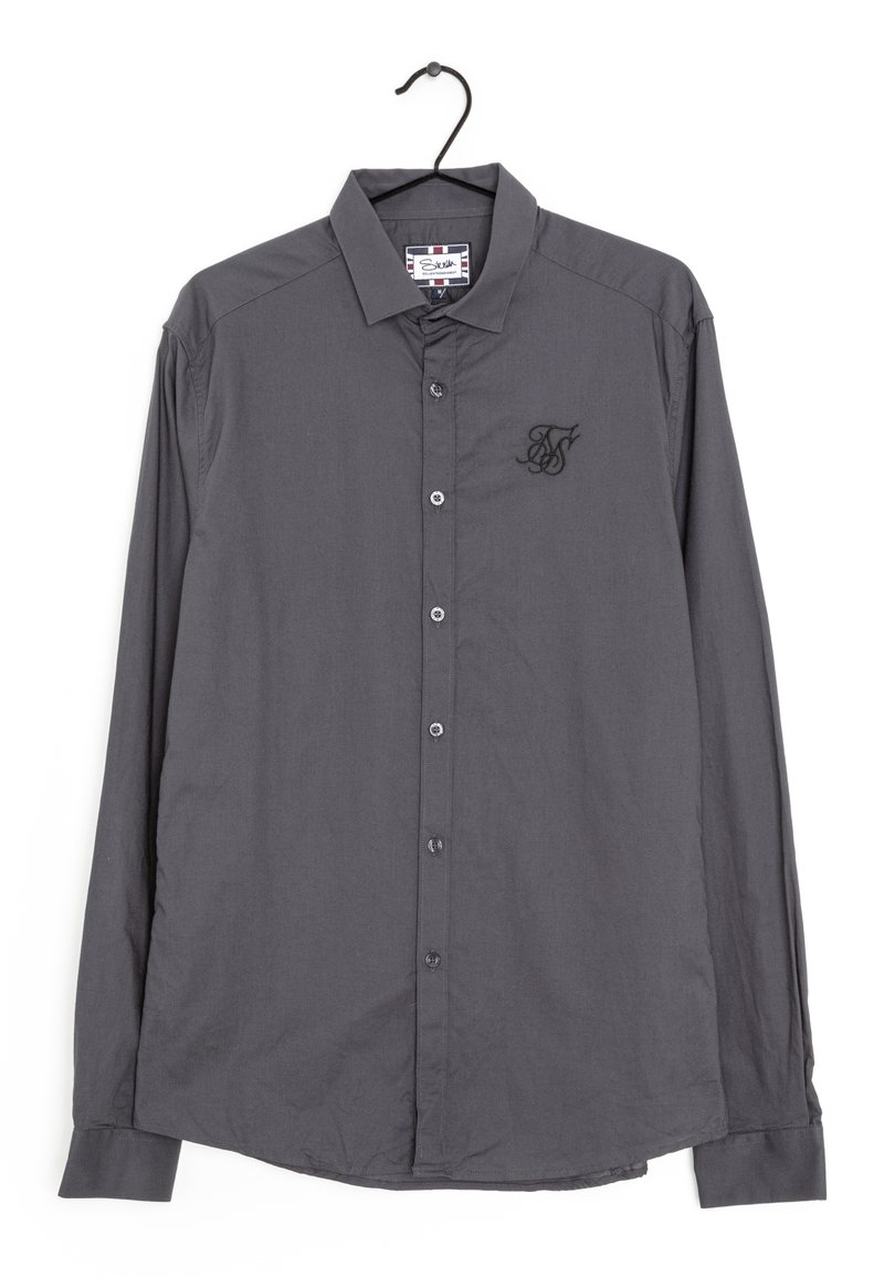 Camiseta de manga larga gris hecha de tela suave, con cierre de botones en el frente, cuello puntiagudo y un logotipo bordado en el pecho.