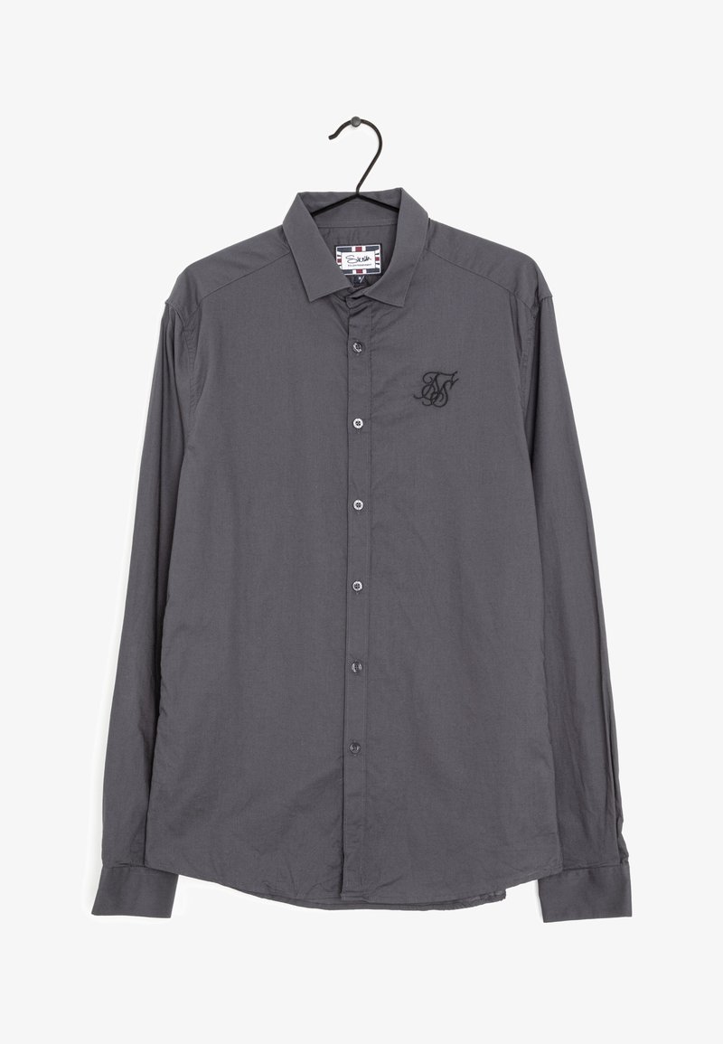 Camiseta de manga larga gris hecha de tela suave, con cierre de botones en el frente, cuello puntiagudo y un logotipo bordado en el pecho.