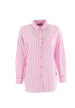 Camicia a maniche lunghe con bottoni, a righe verticali rosa e bianche, dotata di taschino sul petto e colletto classico, realizzata in un morbido misto cotone.