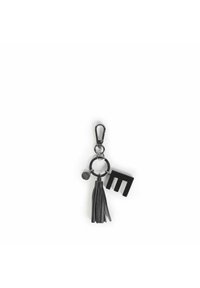 Portachiavi nero con un nappo in pelle, anello metallico, charm rotondo e un design di lettere nere audaci e angolari. Texture liscia con hardware metallico.