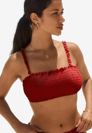 Röd smockad bikinitopp med volanger och tunna axelband, med ett strukturerat tyg och åtsittande design.