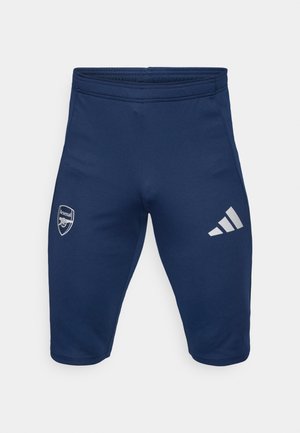 Shorts de sport navy en tissu extensible, ornés d'un logo Arsenal sur la jambe gauche et de trois bandes blanches Adidas sur la jambe droite.