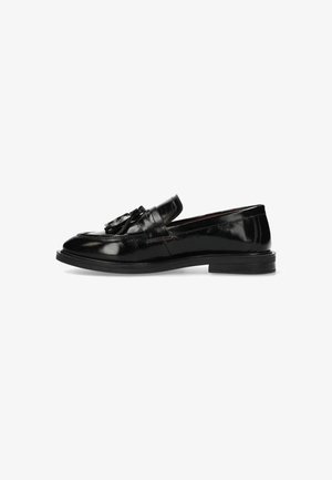 Zwarte patenten leren loafers met een ronde neus, decoratieve kwastjes aan de voorkant en een lage rubberen zool. Glad, glanzend textuur.
