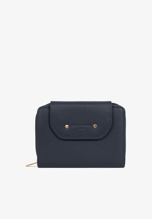 Kompakte navyblaue Lederbrieftasche mit Klappe, die durch zwei goldfarbene Nieten gesichert ist, und einem Reißverschlussfach an der Seite.