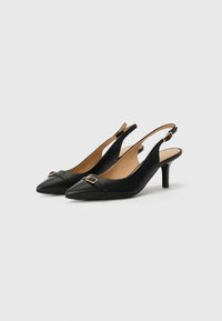 Svarte lær slingback hæler med spisse tær, liten gullspenne accenter og slanke hæler. Glatt tekstur med et elegant design.