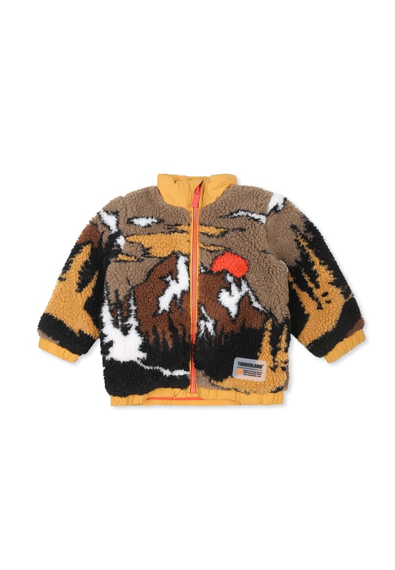 Giacca in pile con un design di paesaggio montano in marrone, nero e bianco. Presenta un colletto giallo, chiusura con zip e polsini elastici.