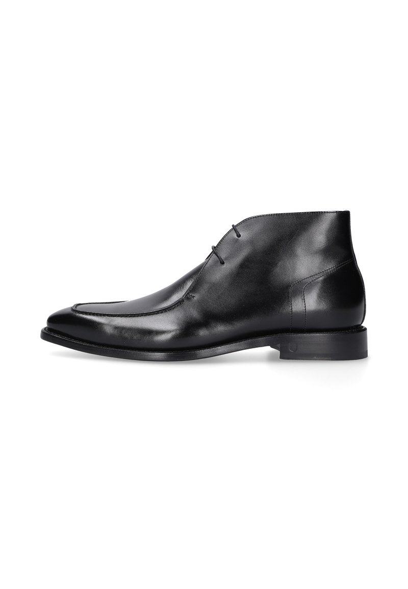 Stivaletti in pelle nera con punta affusolata, design minimalista, texture liscia e due lacci decorativi sulla parte superiore. Suola piatta.