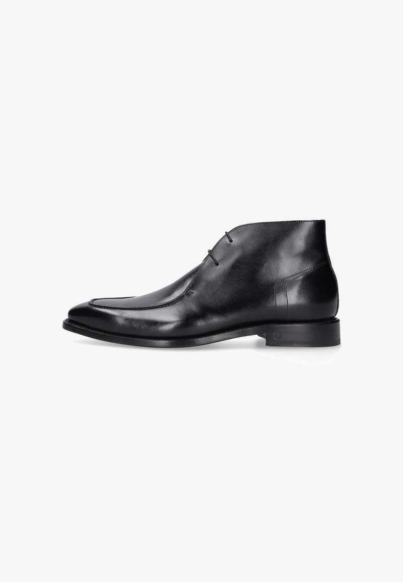 Bottines en cuir noir avec un bout pointu, design minimaliste, texture lisse et deux lacets décoratifs sur le dessus. Semelle plate.