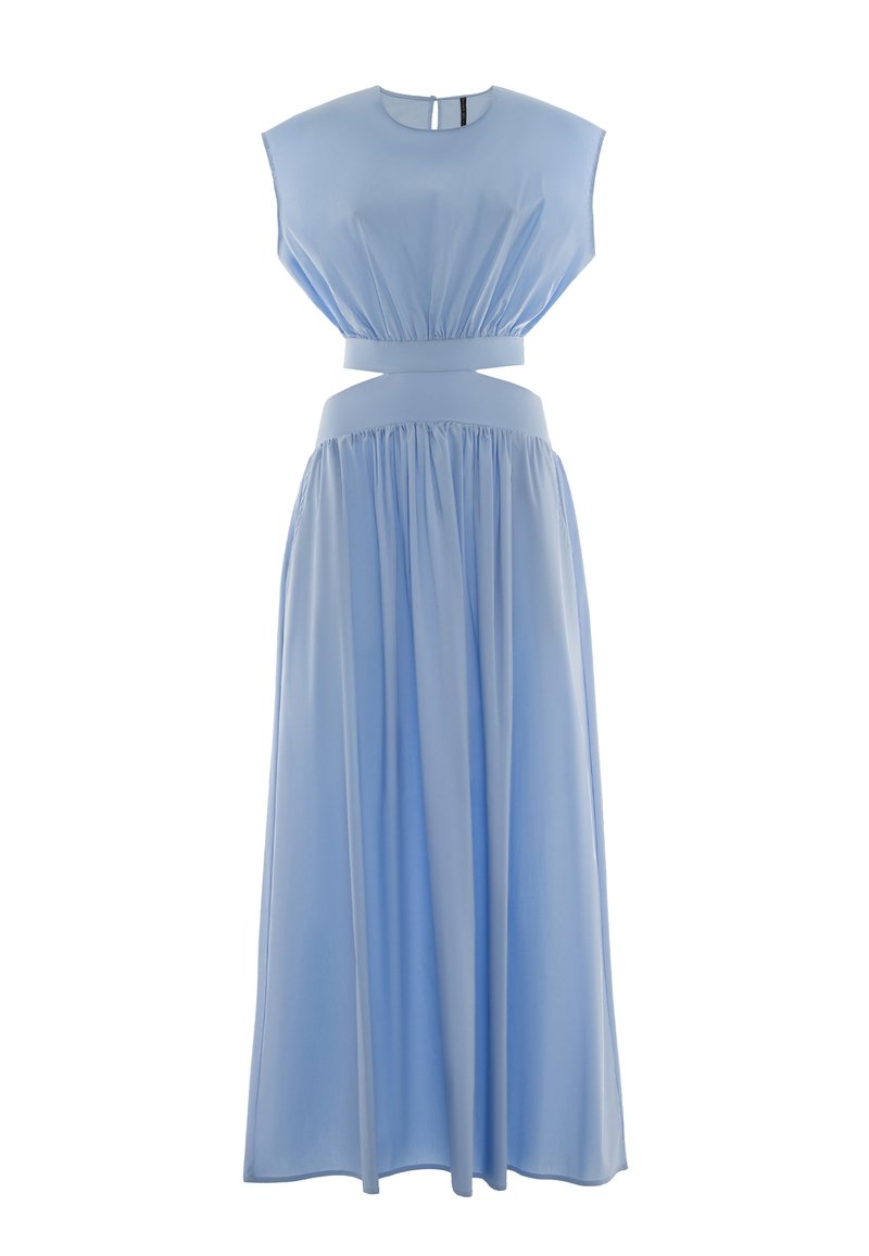 Robe maxi sans manches bleu clair avec un corsage froncé et une taille élastique. La jupe tombe jusqu'au sol, présentant une texture lisse et un drapé doux.