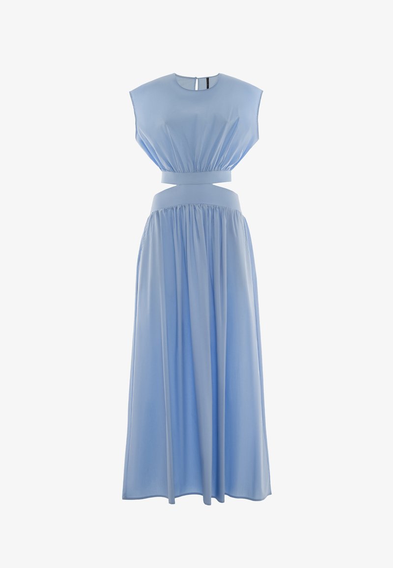 Robe maxi sans manches bleu clair avec un corsage froncé et une taille élastique. La jupe tombe jusqu'au sol, présentant une texture lisse et un drapé doux.