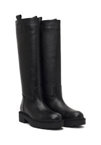 Schwarze kniehohe Lederstiefel mit runden Zehen, dicken Profilsohlen und Zuglaschen oben, auf weißem Hintergrund dargestellt.