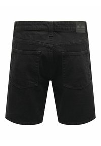 Pantalones cortos de mezclilla negra con corte recto, que presentan dos bolsillos traseros, una etiqueta de cuero de la marca y detalles de costura.