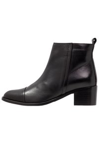 Stivaletto in pelle nera con una superficie liscia, punta rotonda e tacco basso a blocco. Presenta cuciture sottili e una linguetta sul retro.