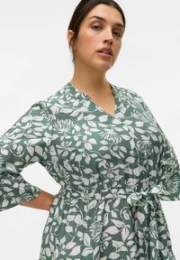 Vero Moda Curve Robe de jour - laurel wreath