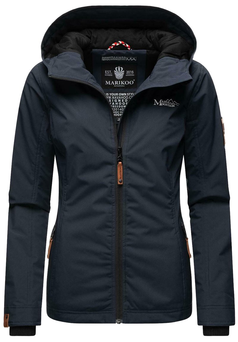Veste bleu marine avec capuche, fermeture éclair à l'avant et poches latérales. Présente un accent en cuir beige sur la manche gauche et une doublure intérieure douce.
