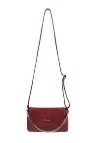 Borsa a tracolla in pelle bordeaux con patta in suede a contrasto, tracolla in catena argento e dettaglio del logo impresso sul fronte.