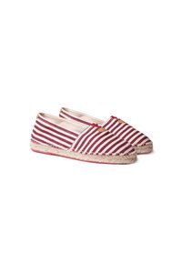 Espadrillas a righe rosse e bianche con tomaia in tela, suola in corda di juta e rivestimento interno morbido. Nessun accento o hardware visibile.