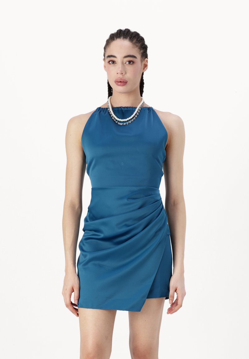 Vestido de cetim verde-água com decote halter e detalhes franzidos. Apresenta um efeito drapeado na frente, corte até ao joelho e textura suave.