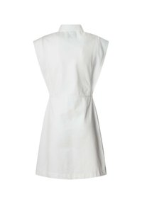 Witte korte jurk van katoen, met kapmouwen, een kraag, een getailleerde taille en een uitlopende rok. De achterkant laat een naadloos ontwerp zien.