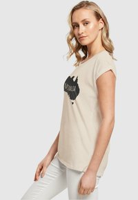 Merchcode AUSTRALIA EXTENDED SHOULDER - T-Shirt print - whitesand