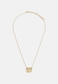 Collier en or avec un pendentif texturé de forme arrondie et aux vagues subtiles, fixé à une chaîne délicate avec un fermoir.