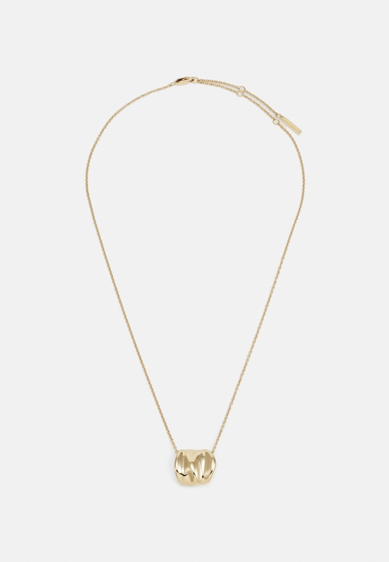 Collier en or avec un pendentif texturé de forme arrondie et aux vagues subtiles, fixé à une chaîne délicate avec un fermoir.