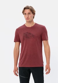 Maroon ronde hals t-shirt van zachte stof, met een zwart lijntekening van een bergontwerp aan de voorkant. Korte mouwen en een reguliere pasvorm.