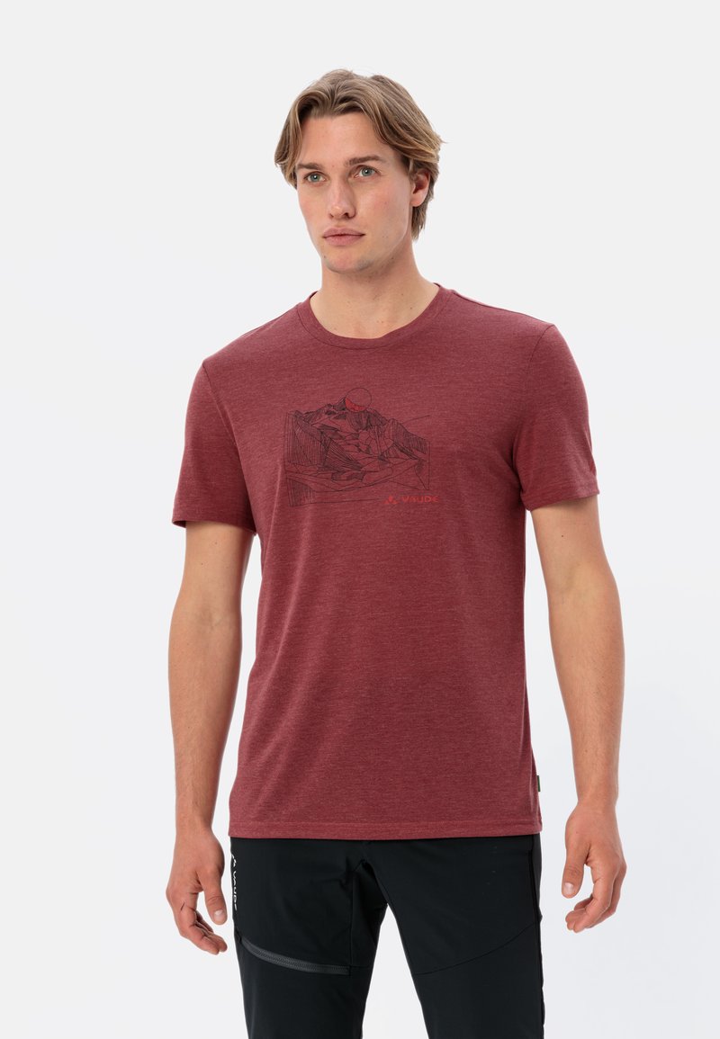 Maroon ronde hals t-shirt van zachte stof, met een zwart lijntekening van een bergontwerp aan de voorkant. Korte mouwen en een reguliere pasvorm.