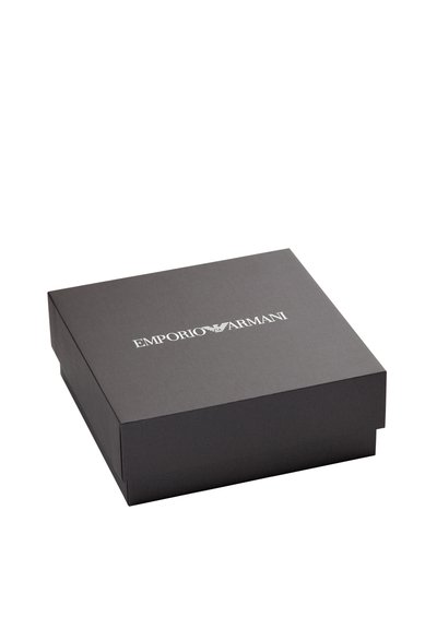 Boîte cadeau noire à finition mate, arborant le logo "EMPORIO ARMANI" en blanc embossé sur le dessus, de forme carrée avec un couvercle.