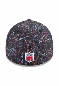 Schwarze Kappe mit einem mehrfarbigen Spritzmuster. Enthält ein weißes NFL-Logo-Patch. Glattes Material mit einer strukturierten Form und flachem Schirm.