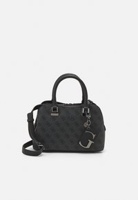 Schwarze strukturierte Handtasche aus strukturiertem synthetischem Material, mit doppelten Obergriffen, einem abnehmbaren Schulterriemen und einem Logo-Anhänger.