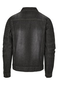 Juodas džinsinis švarkas su raukšlėtomis petnešomis, mygtukų rankogaliais ir klasikinio kirpimo apykakle. Pasižymi šiek tiek išblukusia tekstūra, dėl kurios suteikiama dėvėto išvaizda.