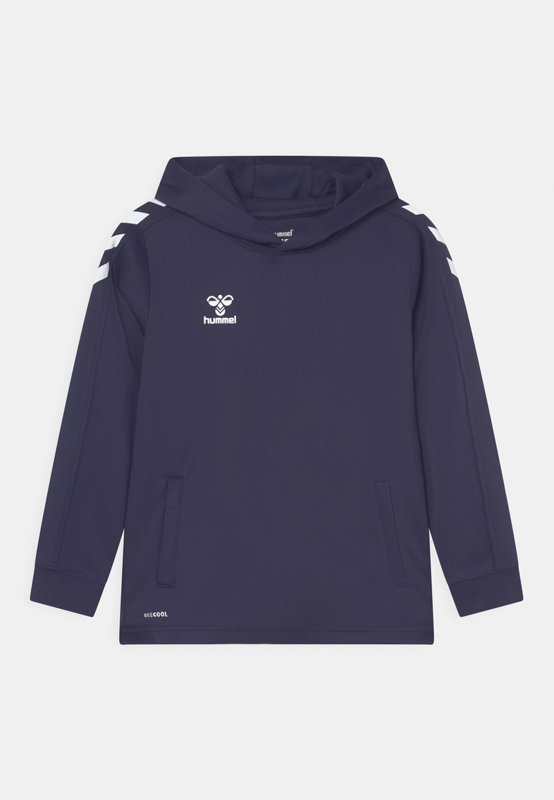 Mörkblå huvtröja gjord av mjukt material, med en framficka, vitt logotyp och sidostråkar i kontrasterande färger. Slät textur.