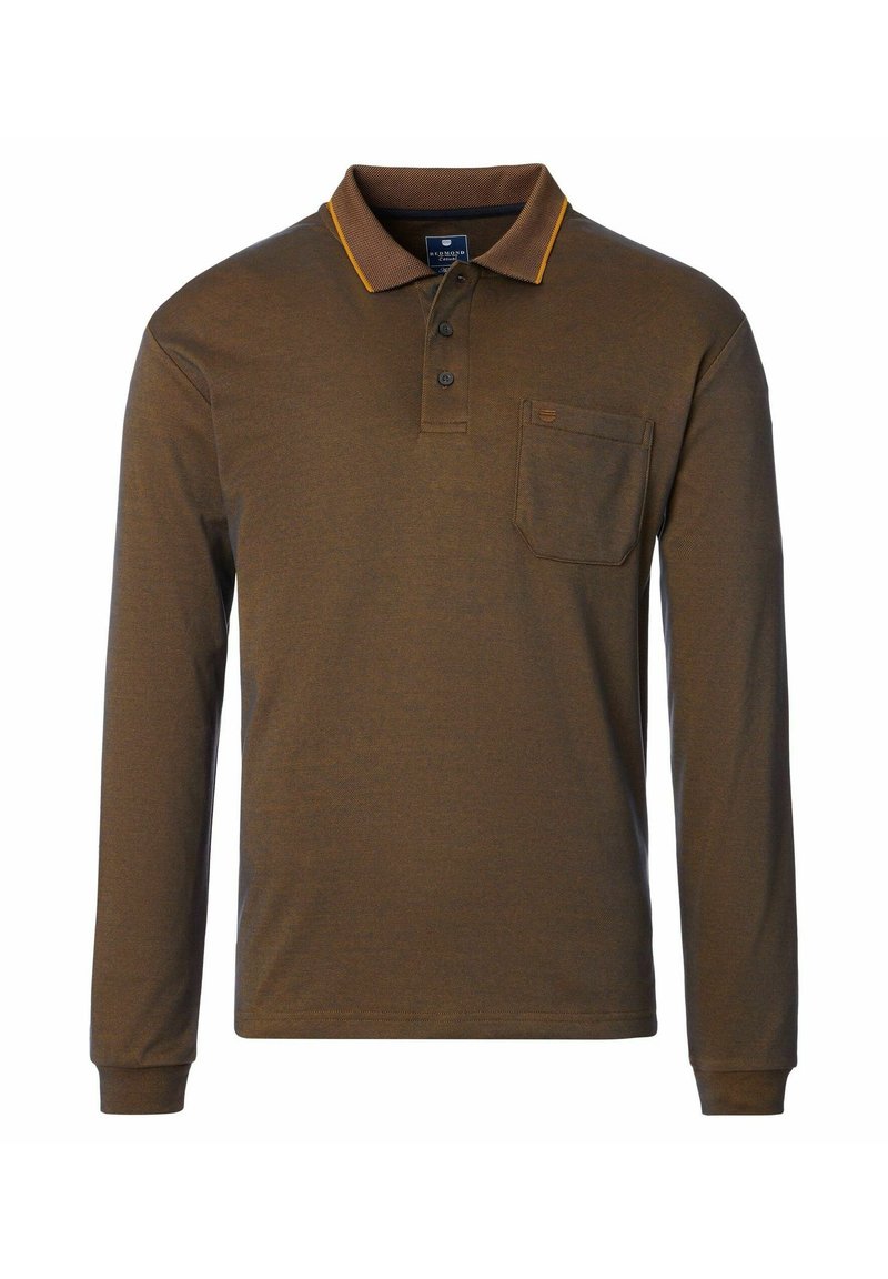 Langärmliges Poloshirt aus braunem Stoff mit strukturiertem Design, kontrastierendem gelbem Kragen, Dreiknopf-Leiste und einer Brusttasche.
