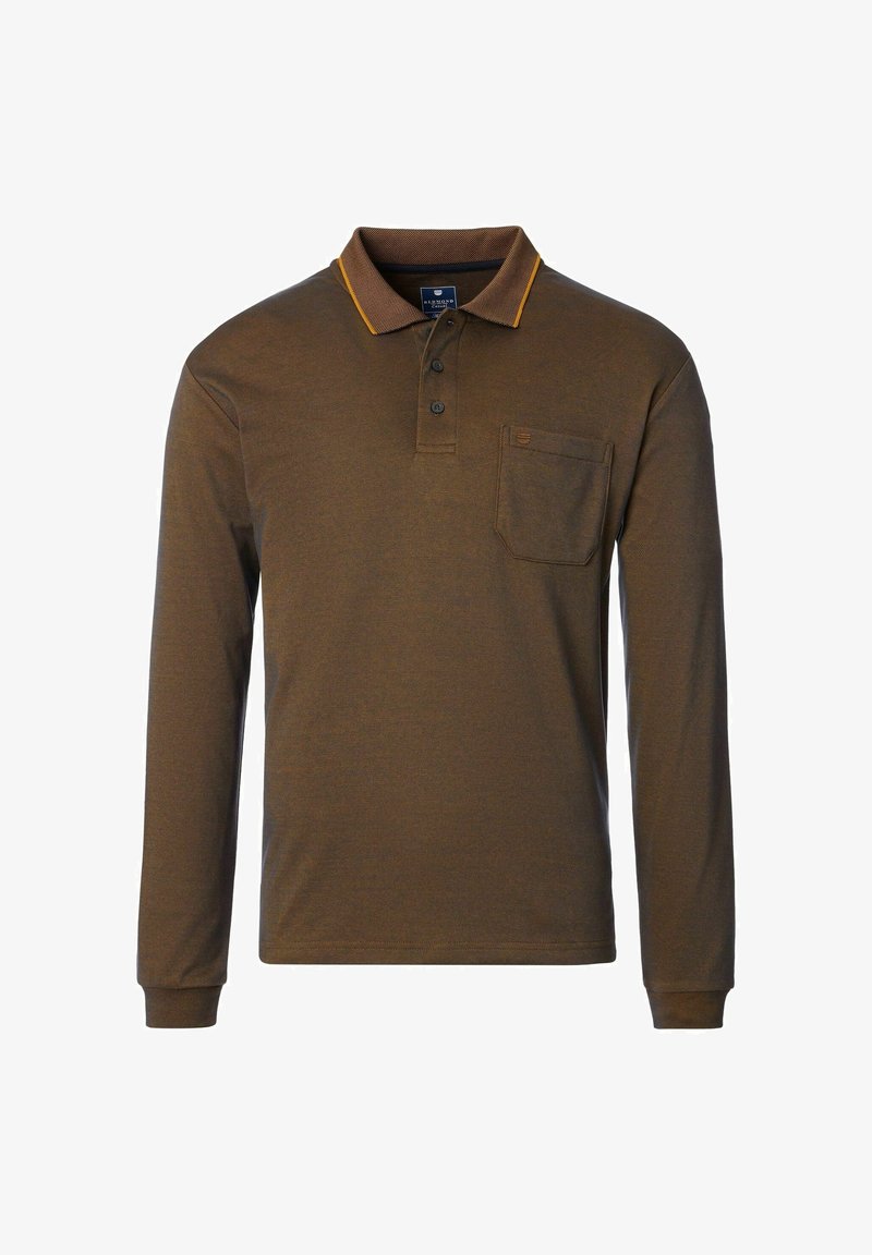 Langärmliges Poloshirt aus braunem Stoff mit strukturiertem Design, kontrastierendem gelbem Kragen, Dreiknopf-Leiste und einer Brusttasche.