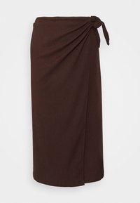 Brun omslagkjol i mjuk tyg, med en sidoknutdetalj och en lätt drapering. Slät textur och knä-längd design.