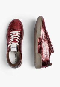 Zapatillas metálicas rojas con acabado texturizado, cordones blancos y suela de goma beige. Logo visible en la lengüeta y el lateral.