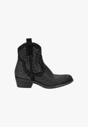 Bottines en daim noir avec clous argentés, talon bas empilé et éléments de design Western classiques, y compris un bout pointu et des boucles de tirage.