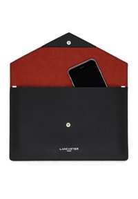 Portafoglio in pelle nera a forma di busta con una fodera in feltro rosso e una chiusura a scatto frontale. Uno smartphone è parzialmente visibile all'interno.