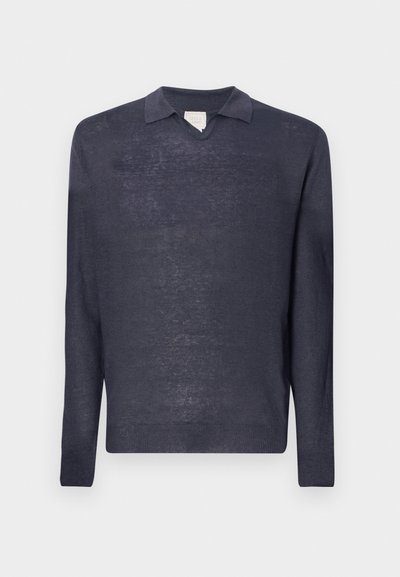 Tumši jūras zila garām piedurknēm pulovers ar apkakles dekoltē, izgatavots no viegla auduma, ar smalku faktūru un ribotām piedurknēm.