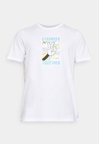 Bílý bavlněný tričko se barevnou grafikou ruky se vztyčenými dvěma prsty a textem "SILNĚJŠÍ SPOLU" v různých písmových stylech.