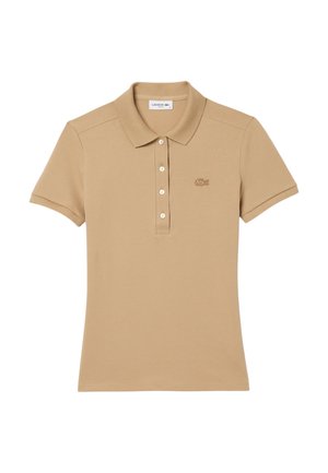 Beige polo paita valmistettu puuvillasta, jossa on klassinen kaulus, kolme nappia, lyhyet hihat ja brodeerattu logo vasemmassa rinnassa.